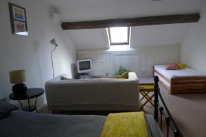 卡纳芬摇摇欲坠旅舍的客房设有两张床、一张沙发和一台电视。