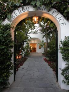 卡普里萨恩菲勒斯酒店的花园酒店入口处的拱门