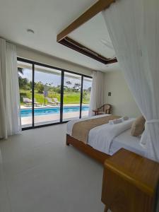 PingilikaniLuxurious 5-bed villa in Vipingo Ridge的一间卧室设有两张床,享有游泳池的景色