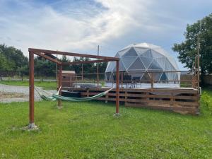 茨兹伊特纳beGLAMP glamping - narty, góry i Park Narodowy的凉亭配有吊床和帐篷