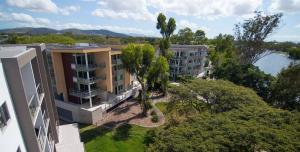 汤斯维尔伊塔拉公寓酒店的享有两栋公寓楼和树木的空中景致