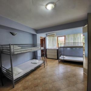 瓦尔纳Hostel Varna Botanika的带两张双层床和厨房的客房