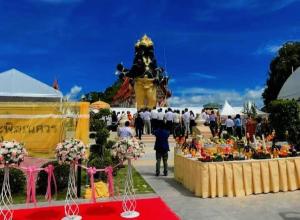 Ban Samnak Muangยูโฮม หนองแฟบ的一群人在一个花卉市场漫步