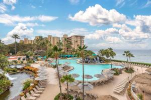 卡纳帕利Hilton Vacation Club Ka'anapali Beach Maui的享有带游泳池的度假村的空中景致