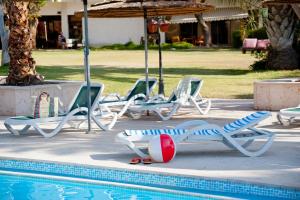 恩波其克死海莱昂纳多酒店的一组躺椅和一个游泳池