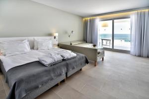 卡瓦尔纳White Lagoon Resort - All Inclusive的一间卧室设有一张床,享有海景