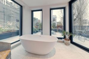 布鲁塞尔沃克旅馆的窗户客房内的白色大浴缸