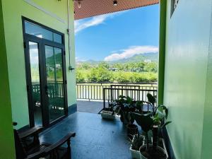 高平Cao Bằng Homestay的客房设有山景阳台。