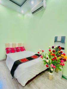 高平Cao Bằng Homestay的一间卧室,卧室内有花卉花瓶