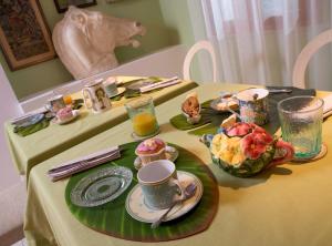 圣阿尔坎杰洛-迪罗马涅曼松毕格蒂住宿加早餐旅馆的桌上有食物和杯子,盘子