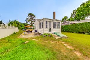 East QuogueBayfront East Quogue Retreat with Private Boat Dock的一座带庭院的白色小房子