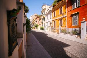 罗马罗马红色公寓的城市中一条空荡荡的街道,有建筑
