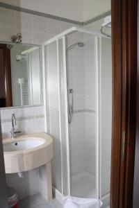 MiglionicoIl Ritrovo del Cima的带淋浴和盥洗盆的浴室