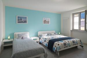 圣维塔莱河村奇瑞住宿加早餐旅馆的卧室拥有蓝色的墙壁,配有一张床和椅子