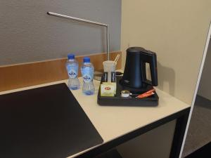 扎芬特姆扎分特姆霍贝酒店的书桌、咖啡设施和瓶装水