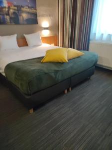扎芬特姆扎分特姆霍贝酒店的酒店客房配有一张带两个黄色枕头的床