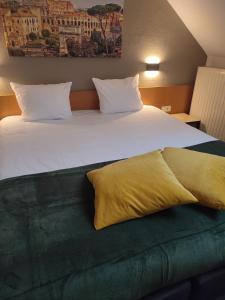 扎芬特姆扎分特姆霍贝酒店的一间卧室配有一张大床和两个枕头