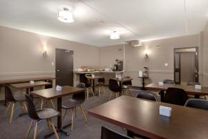 Stouffville戴斯酒店 - 斯图夫维尔的一间空房,配有桌椅和厨房