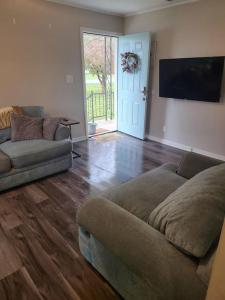 Winchester3 Bedroom Cozy Home Minutes From Tims Ford Lake的带沙发和平面电视的客厅