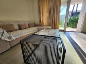 都拉斯SanPietro Relax Apartment的带沙发和咖啡桌的客厅