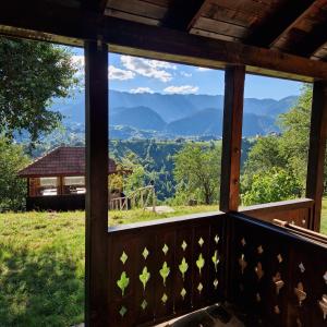 默古拉Alpine Escape Studios的小屋内的窗户享有山景。