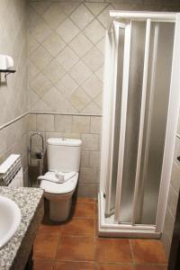 贝哈尔Hotel Rural Vistahermosa的一间带卫生间和淋浴的浴室