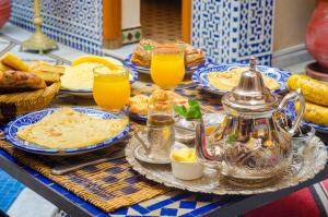 拉巴特里亚德西迪法塔赫酒店的餐桌,带食物盘和橙汁杯