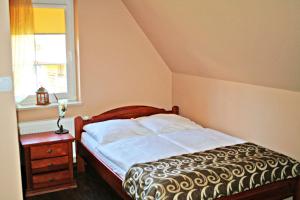 希维拉杜夫-兹德鲁伊Willa Ostoja的一间小卧室,配有床和窗户