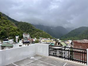 瑞诗凯诗Prithvi Hotel - Aesthetic Rooms With Netflix In Upper Tapovan的山景阳台,享有城市美景。