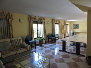 BustarviejoMirasierra的客厅配有沙发和桌子