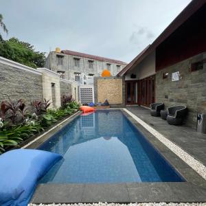 BanjarbaruNamira Paradise Garden的一座房子后院的游泳池