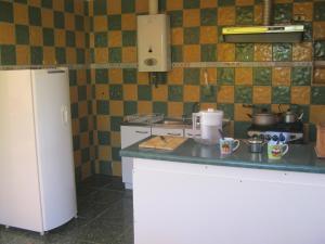 拉塞雷纳Cabañas Caleta San Pedro的厨房配有冰箱和台面