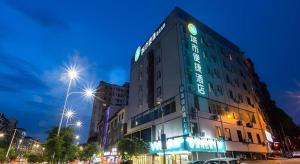 南宁City Comfort Inn Nanning Yudong Jinxiang Metro Station的建筑的侧面有标志