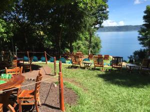 La Laguna拉古纳海滩俱乐部酒店的一组桌子和椅子,靠近湖边