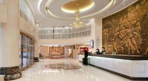 NaguiVienna Hotel Guangxi Fusui的大堂墙上有大画