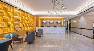 珠海Gya Hotel Zhuhai International Airport New Town的大堂内带桌椅的会议室