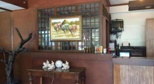 卡利博La Esperanza Hotel的一间墙上挂有绘画的桌子的房间