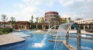 XinqiaoSuzhou Phoenix Hotspring Resort的度假村内带水滑梯的游泳池