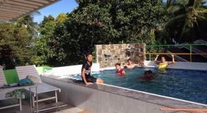 DaanglungsodGravino Pension House的一群人坐在游泳池里