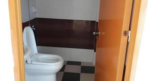 DaanglungsodGravino Pension House的一间带白色卫生间的浴室和 ⁇ 格地板