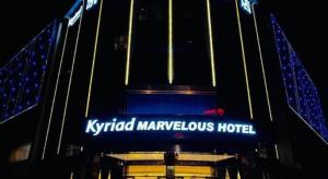 深圳Kyriad Marvelous Hotel·Shenzhen Dayun Center Baohe Road的大楼前方的奇妙奇妙酒店标志