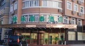 唐山GreenTree Inn Tangshan Yuhua Road的前面有停车位的建筑