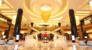 杭州Grand Parkray Hangzhou Hotel的大楼内带大吊灯的大型大堂