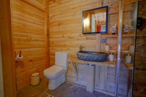 KızılcakayaFlavia Hotel的木制浴室设有卫生间和水槽