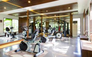 Maehaad Bay Resort - SHA Plus的健身中心和/或健身设施