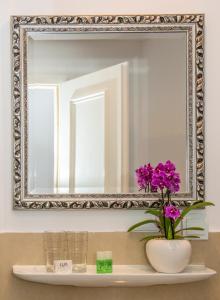 拉芬斯堡斯托申餐厅的镜子,上面有盆子,花瓶上布满了紫色的花