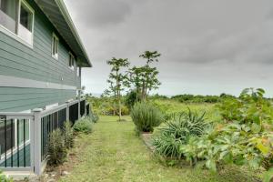 NaalehuThe Aloha Green House Retreat with Ocean Views!的旁边植物的房子的侧面景色