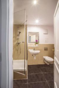 拉芬斯堡斯托申餐厅的带淋浴、盥洗盆和卫生间的浴室