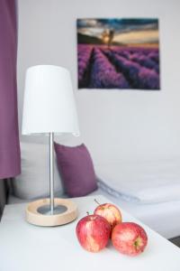 拉芬斯堡斯托申餐厅的两只苹果坐在台灯旁边的桌子上
