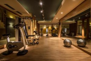 代尔曼特酒店的健身中心和/或健身设施